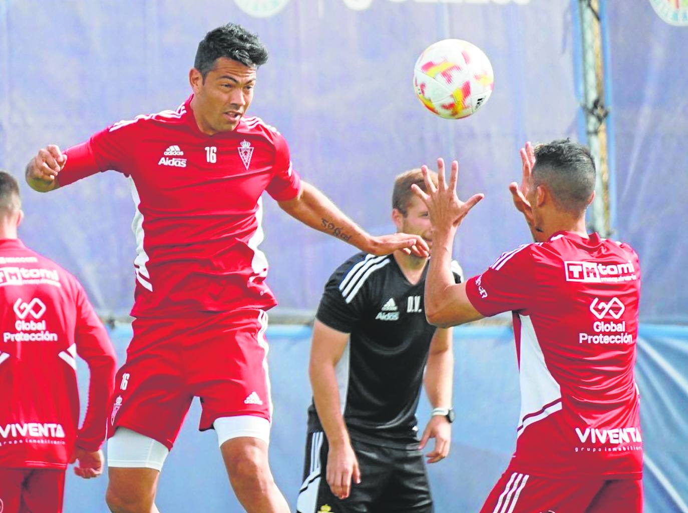 Miku remata de cabeza en uno de los ejercicios realizados ayer por la plantilla del Real Murcia en el entrenamiento celebrado en Getafe.