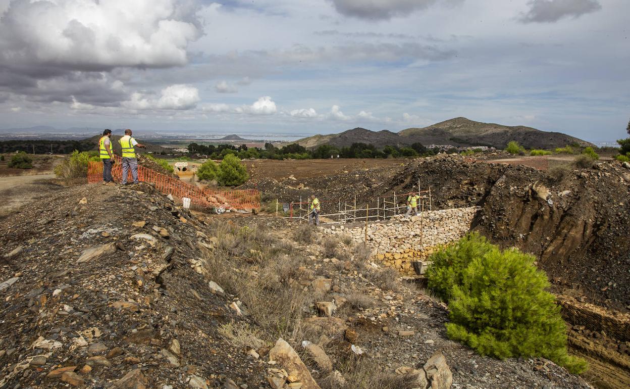 Operarios de Tragsa, en las obras de construcción de un dique en la rambla del Beal o de Mendoza, en Llano del Beal.