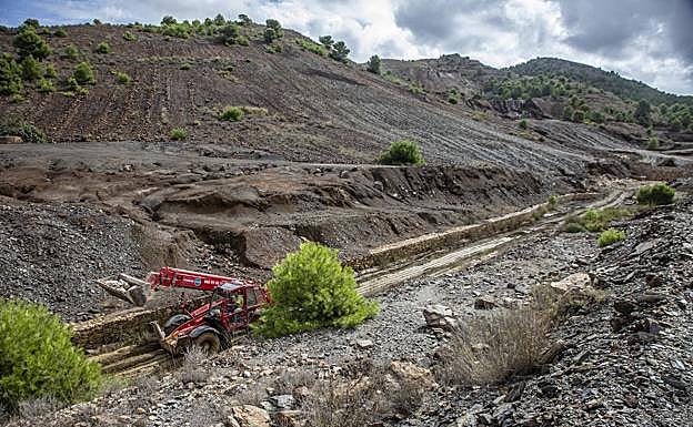 Transporte de piedras con una pala excavadora, en el cauce, días atrás.