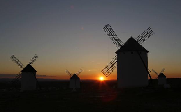 Imagen de archivo de los molinos de Campo de Criptana. 