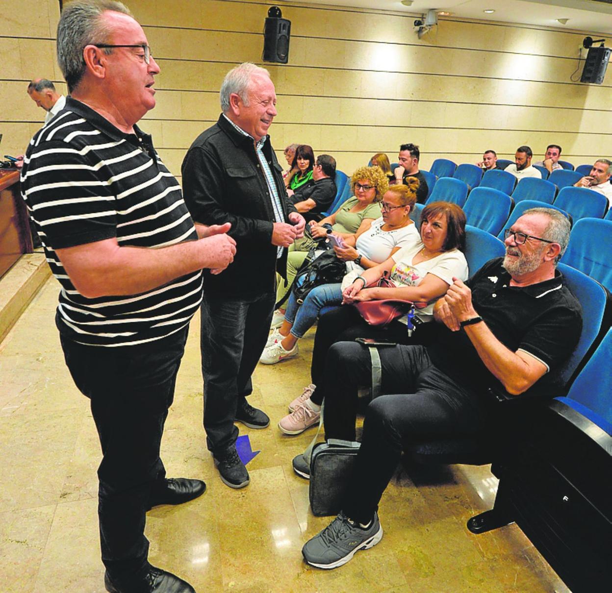 Santiago Navarro y Antonio Jiménez charlan, ayer, con los delegados sindicales que asistieron a la asamblea. 