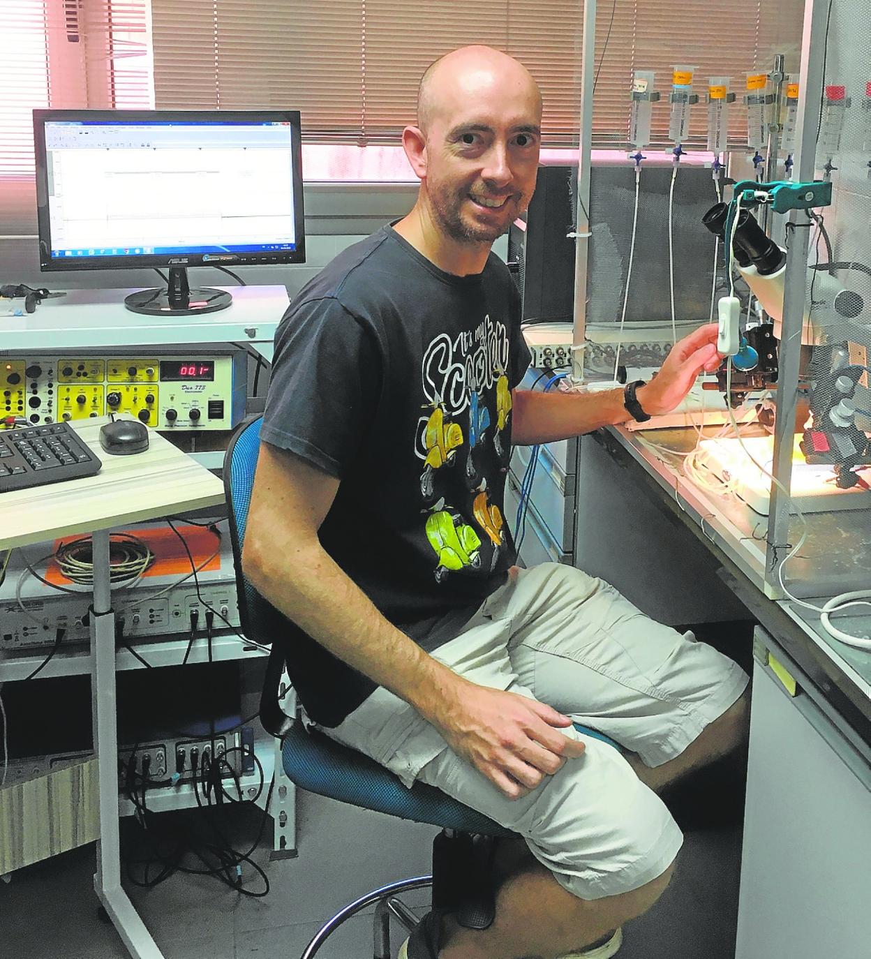 Manuel Nieves Cordones, en el laboratorio. 