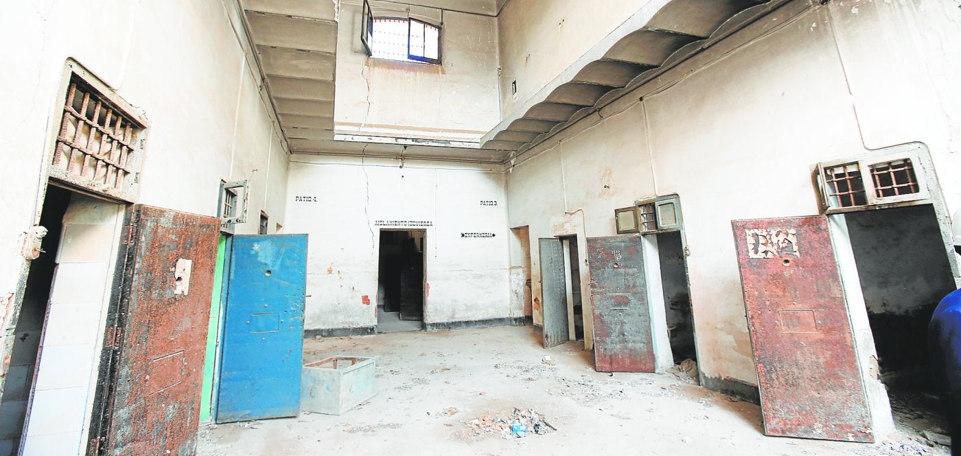 Estado actual de las celdas del ala oeste de la antigua prisión provincial; las puertas se restaurarán y las celdas se convertirán en aulas-taller. 