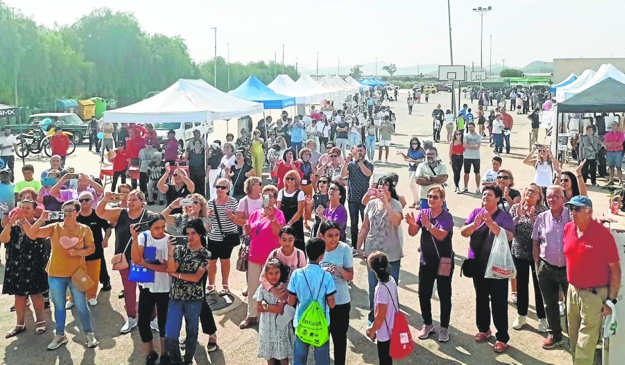 Públicos y familias asistentes el domingo al encuentro vecinal de La Aljorra.