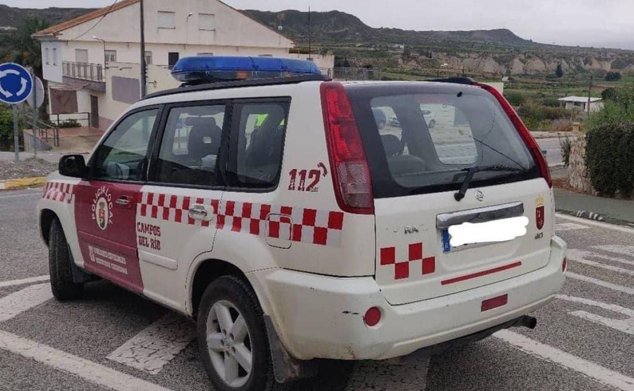Vehículo de la Policía Local de Campos del Río.