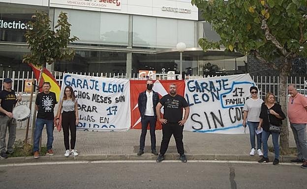 Trabajadores afectados por un ERTE que llevan sin cobrar siete meses, frente a las instalaciones de la empresa Garaje León.