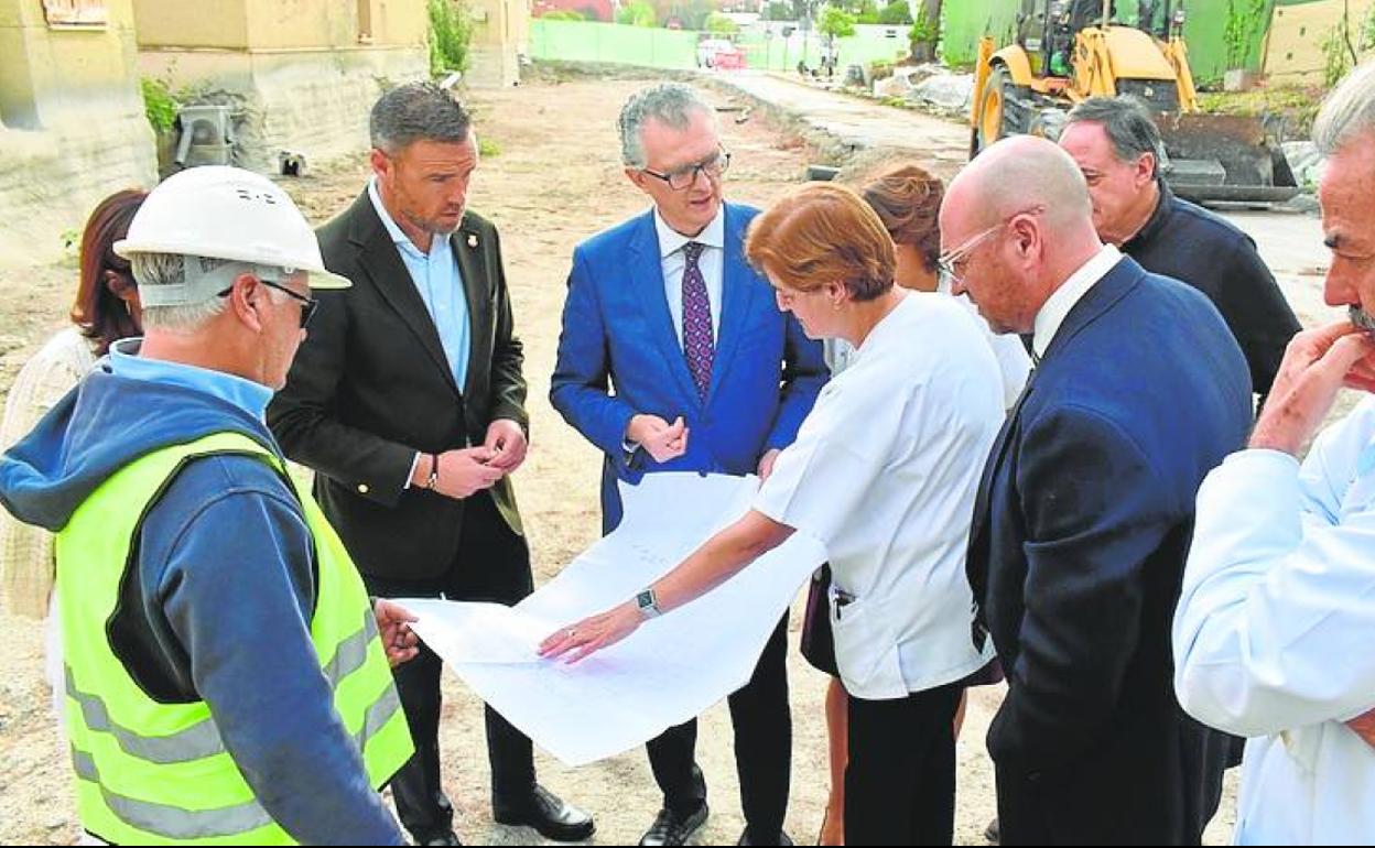 El alcalde y el consejero (c) supervisan sobre plano las obras.