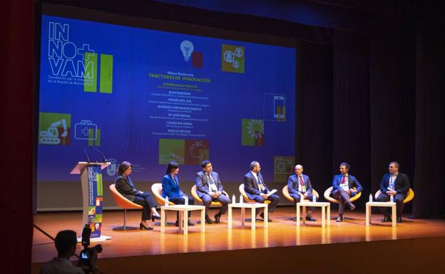 María José Bernal, Noelia Ortega, Joan Barrena, José Pedauye, Fermín Roi, Alfonso Hernández y Tomás Escudero, en la mesa 'Tractores de innovación'.