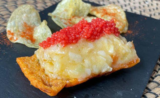 Costini de ensaladilla de pollo escabechado y perlas de algas.