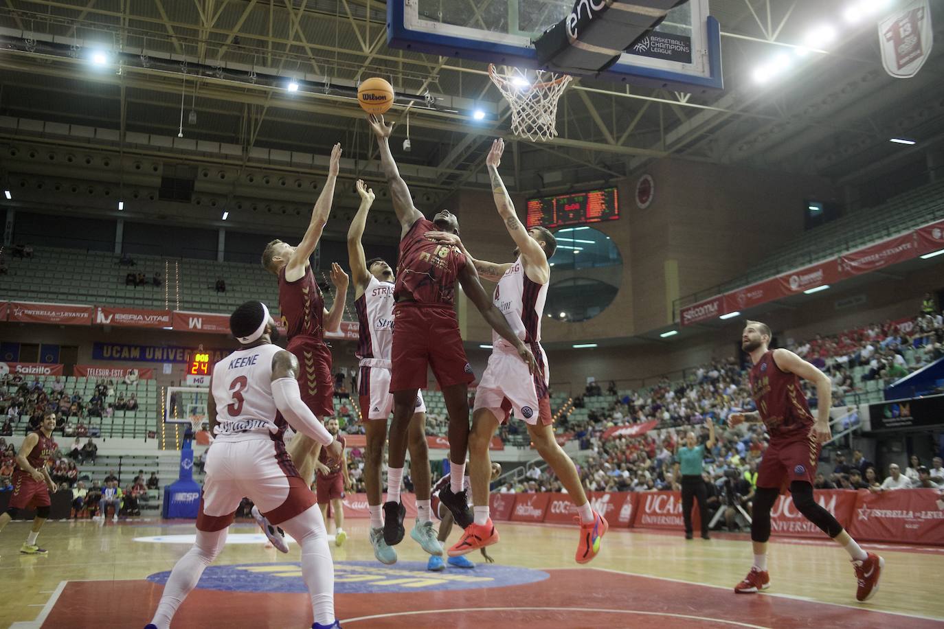 Fotos: El UCAM vence al Estrasburgo (80-78)