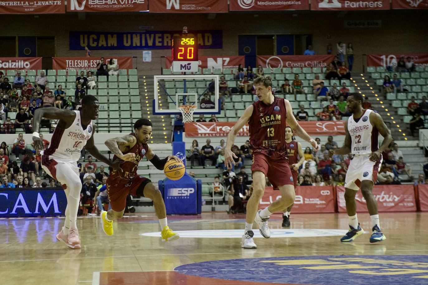 Fotos: El UCAM vence al Estrasburgo (80-78)