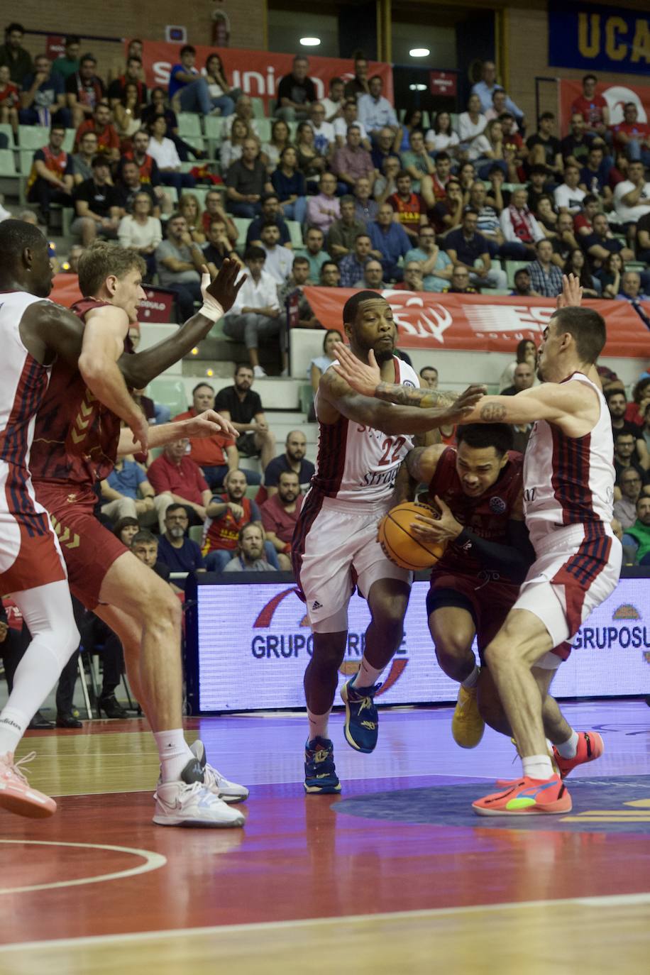 Fotos: El UCAM vence al Estrasburgo (80-78)