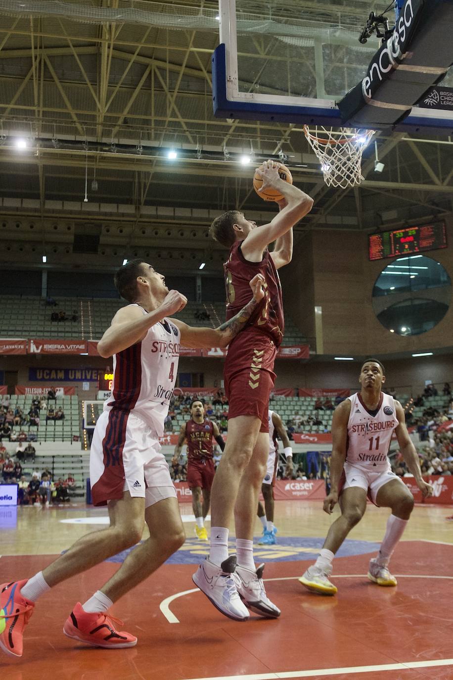Fotos: El UCAM vence al Estrasburgo (80-78)