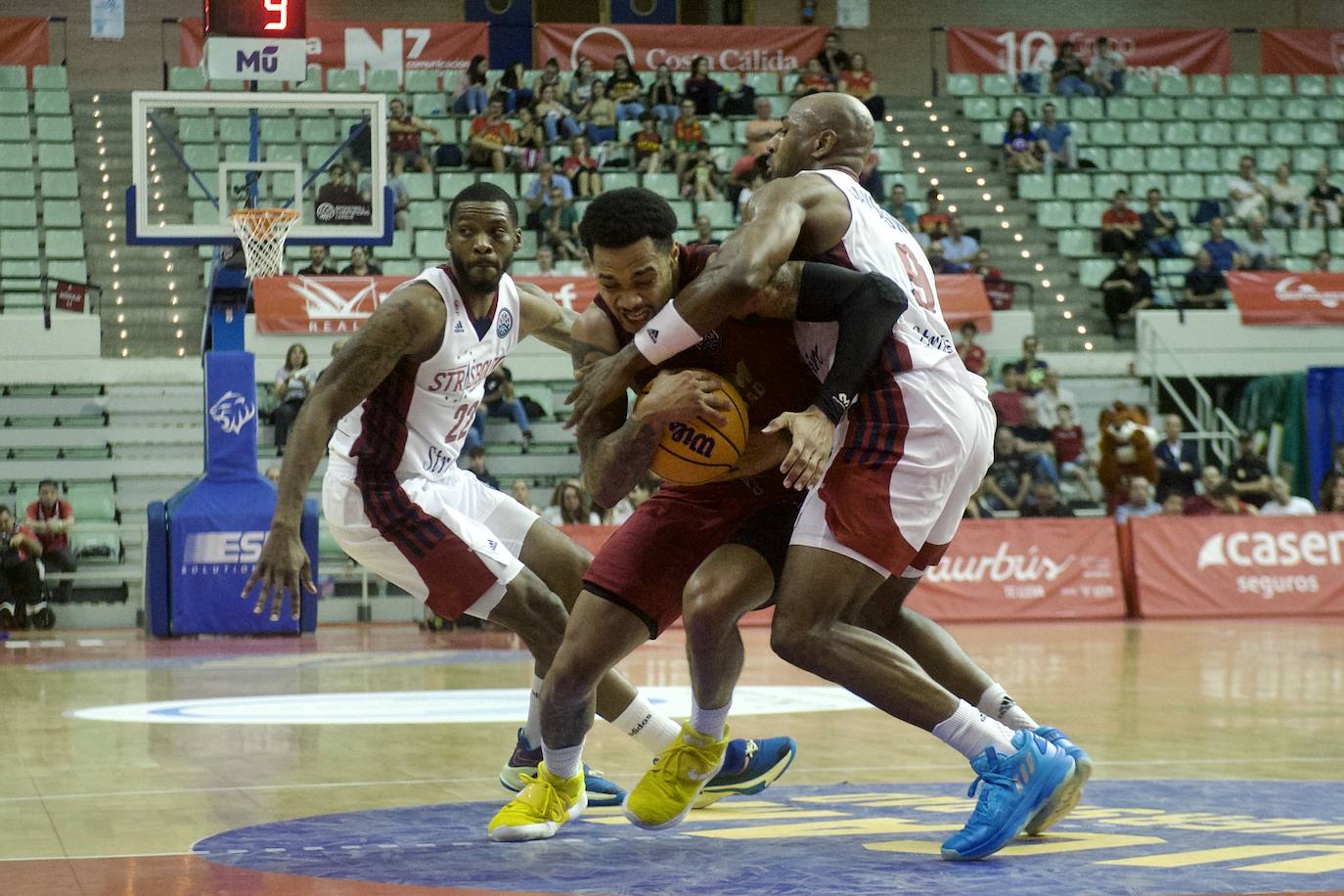 Fotos: El UCAM vence al Estrasburgo (80-78)