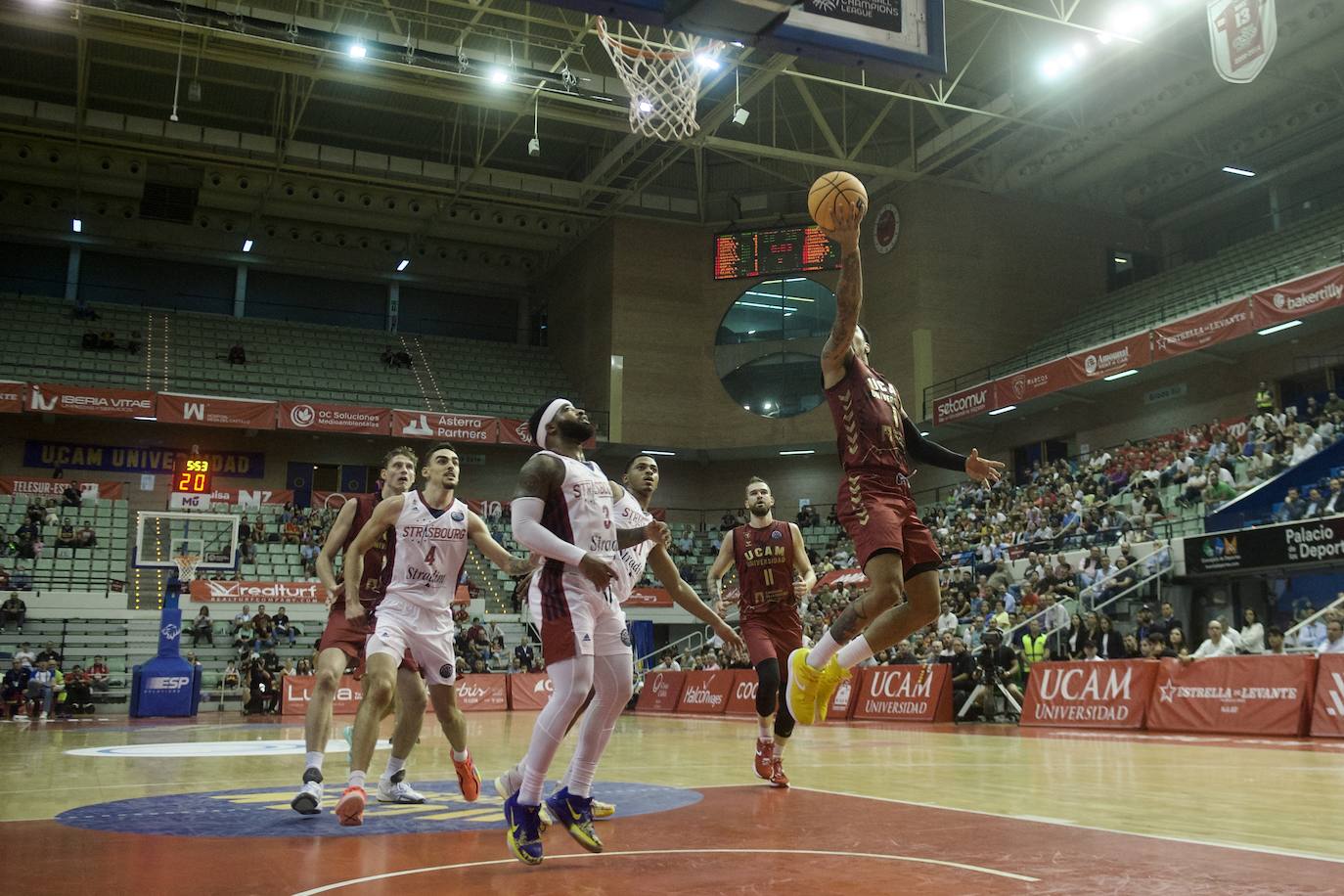 Fotos: El UCAM vence al Estrasburgo (80-78)