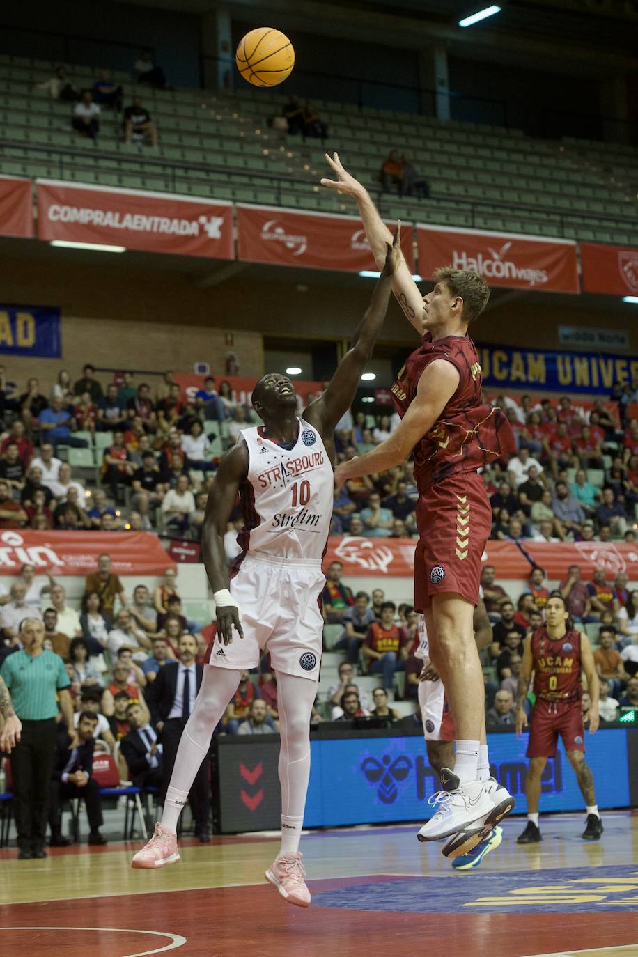 Fotos: El UCAM vence al Estrasburgo (80-78)
