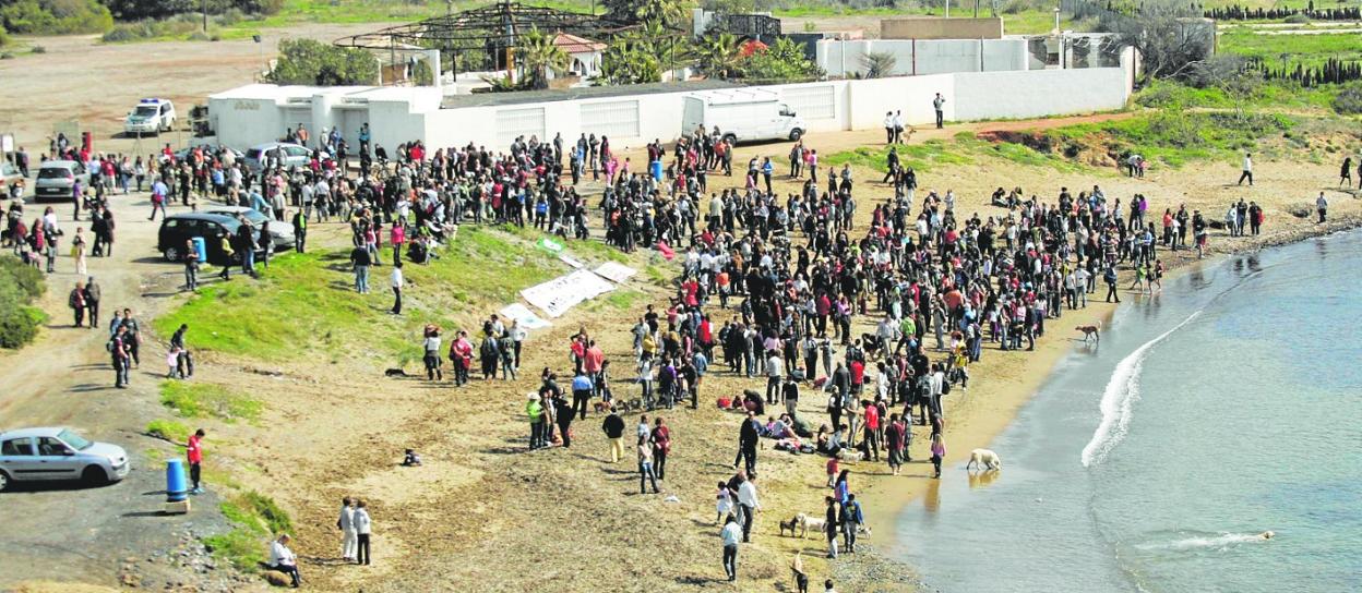 Concentración ciudadana de protesta contra la recalificación de terrenos en Cala Reona, en marzo de 2010. 