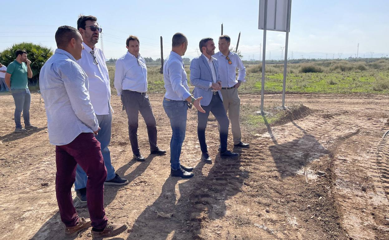 El consejero Luengo visita el inicio de las obras de los biorreactores.