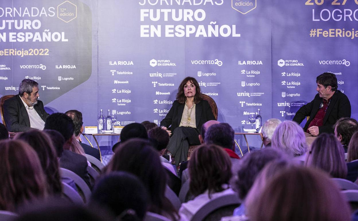 El moderador Carlos Aganzo (izquierda), junto a Elvira Lindo y Luis García Montero en la sesión inaugural de las XII Jornadas Futuro en Español.