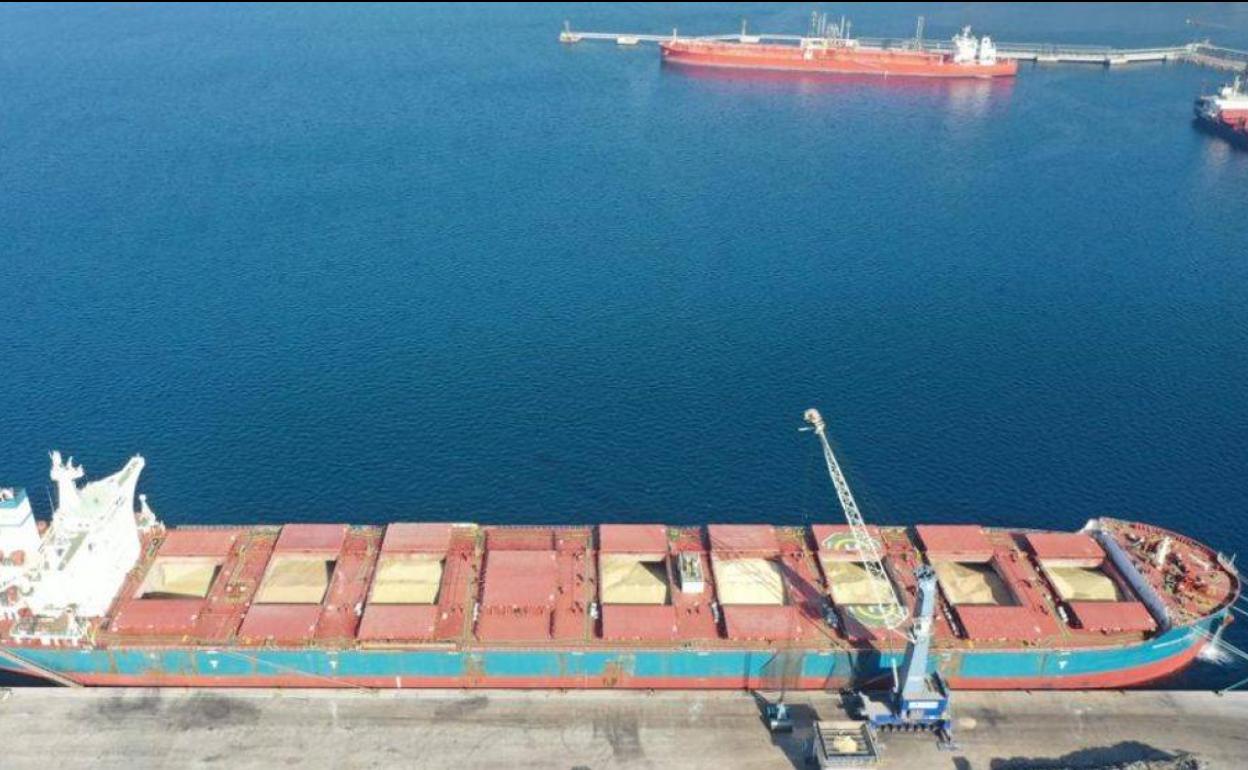 El 'Maram Excellence', a la izquierda, en una imagen aérea, atracado en la ampliación de Escombreras. 