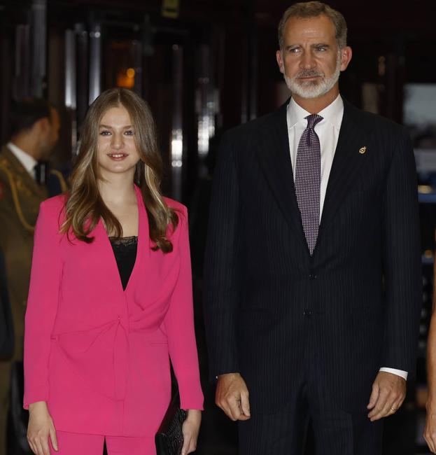 La princesa Leonor, con el traje fucsia de Laura Bernal, junto a su padre, Felipe VI.