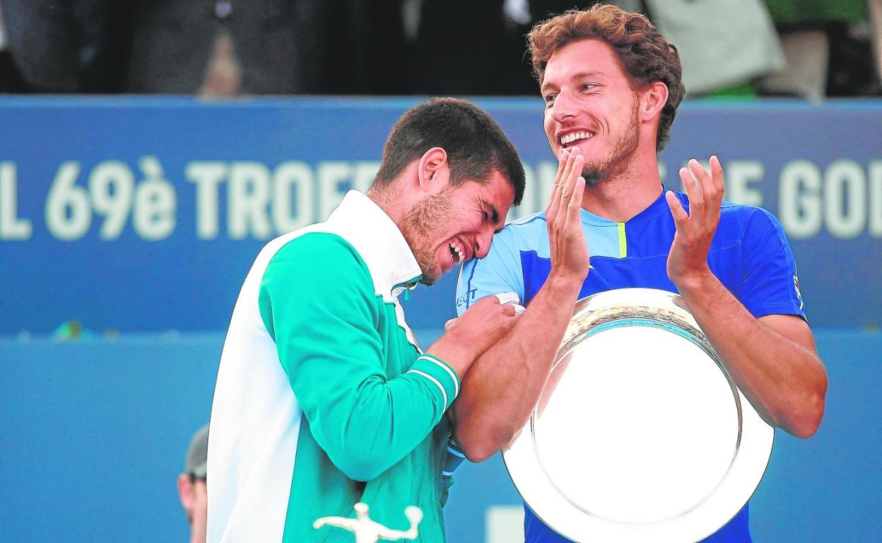 Carlos Alcaraz y Pablo Carrero bromean en la ceremonia de entrega de trofeos del Godó, en abril. 