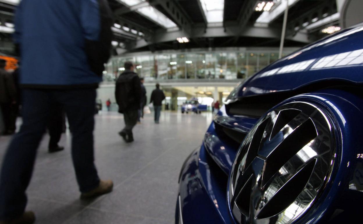 Logo Volkswagen en una imagen de archivo. 