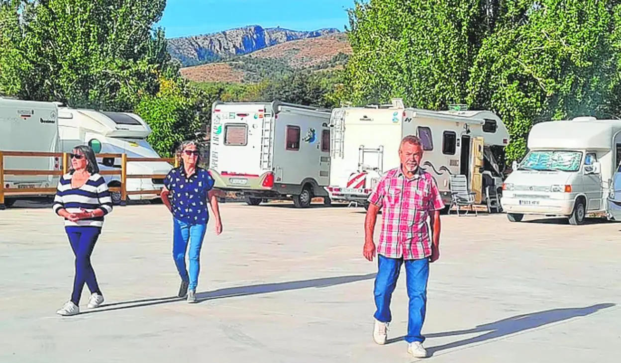 Autocaravanas estacionadas ayer en la nueva área municipal. 