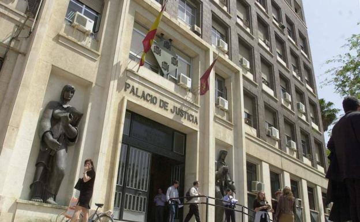 Juzgan al administrador de un edificio de Lorca acusado de quedarse ayudas del terremoto
