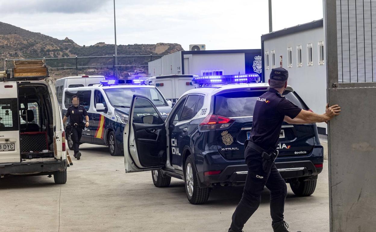 Policías realizando el traslado de inmigrantes llegados en patera desde escombreras al CATE en el puerto. 