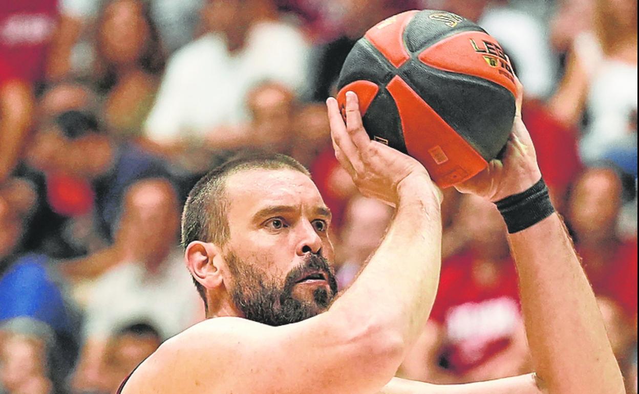 Marc Gasol, pívot del Girona, se prepara para lanzar a canasta. 