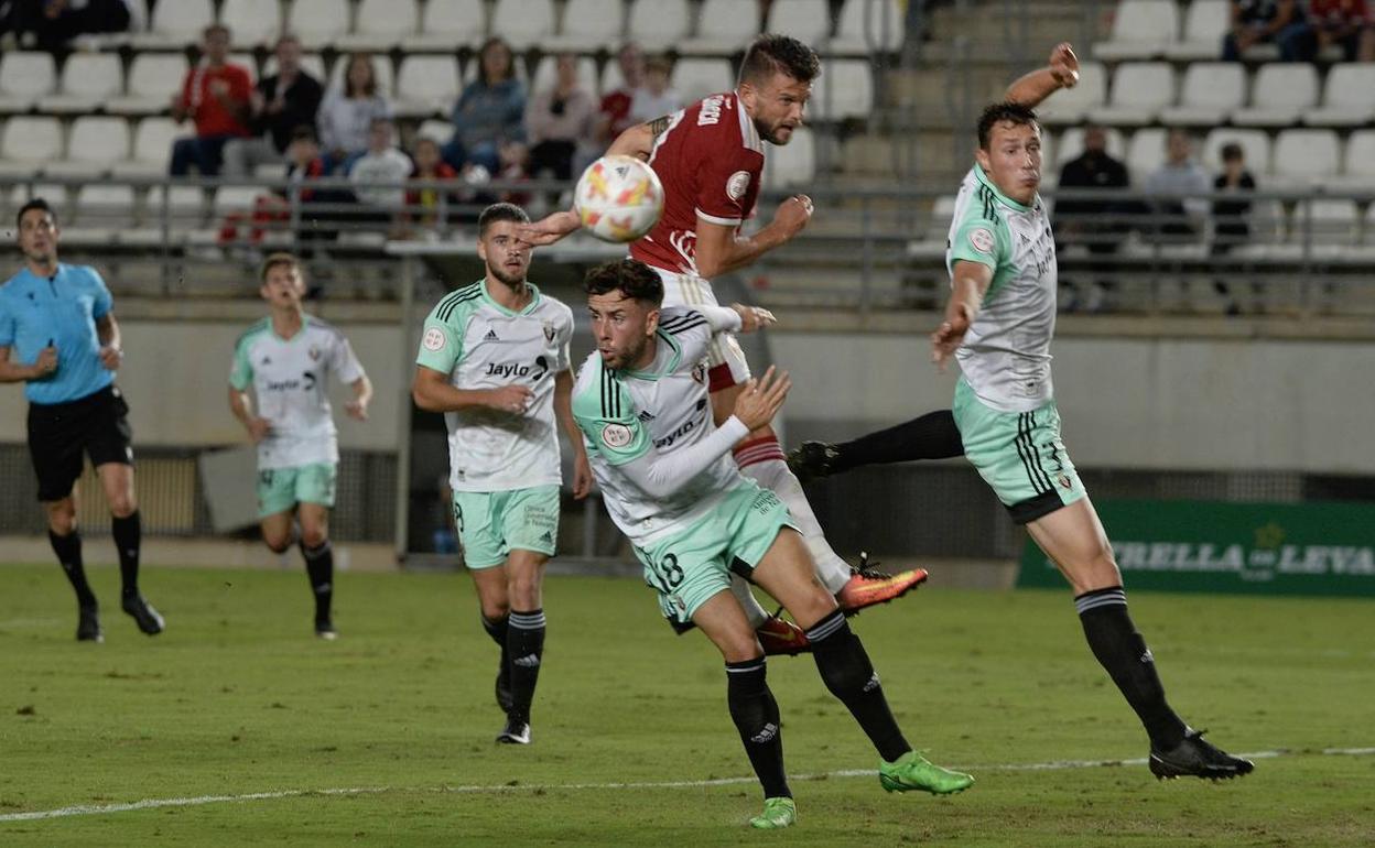 Andrés Carrasco realiza un remate.