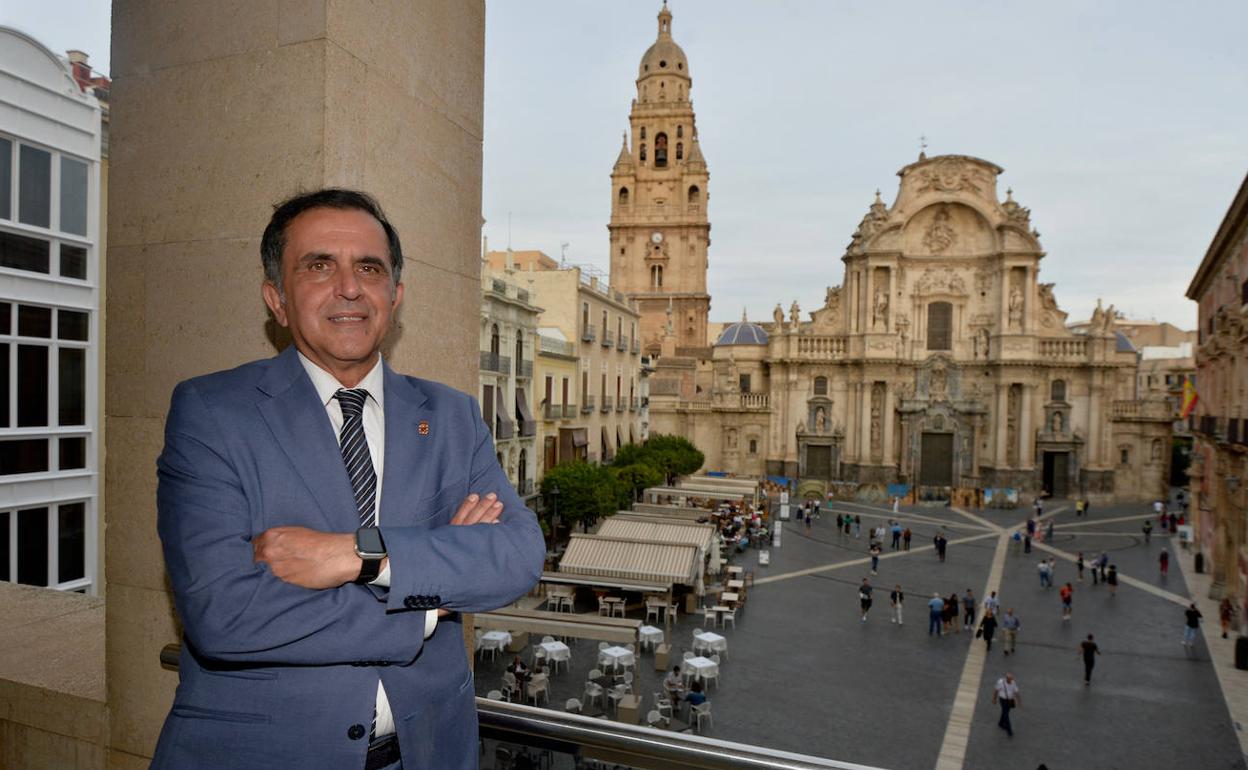 José Antonio Serrano, alcalde de Murcia, con la Catedral al fondo.