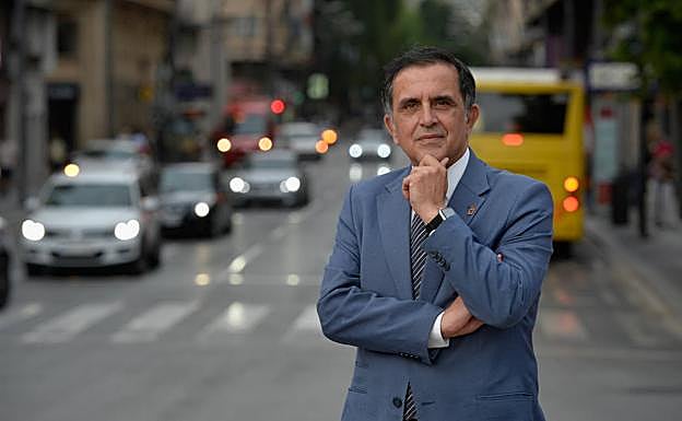 José Antonio Serrano, alcalde de Murcia, con la Gran Vía detrás.