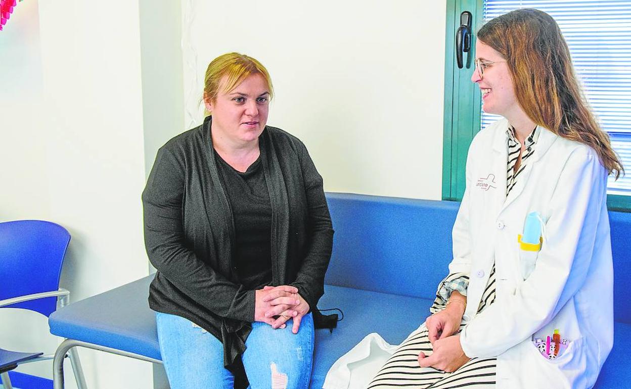 María José León charla con la doctora Marta Micol en el centro de salud de Calasparra.