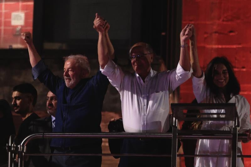 Geraldo Alckmin en el centro celebra la victoria electoral con su antiguo rival y ahora jefe de Gobierno