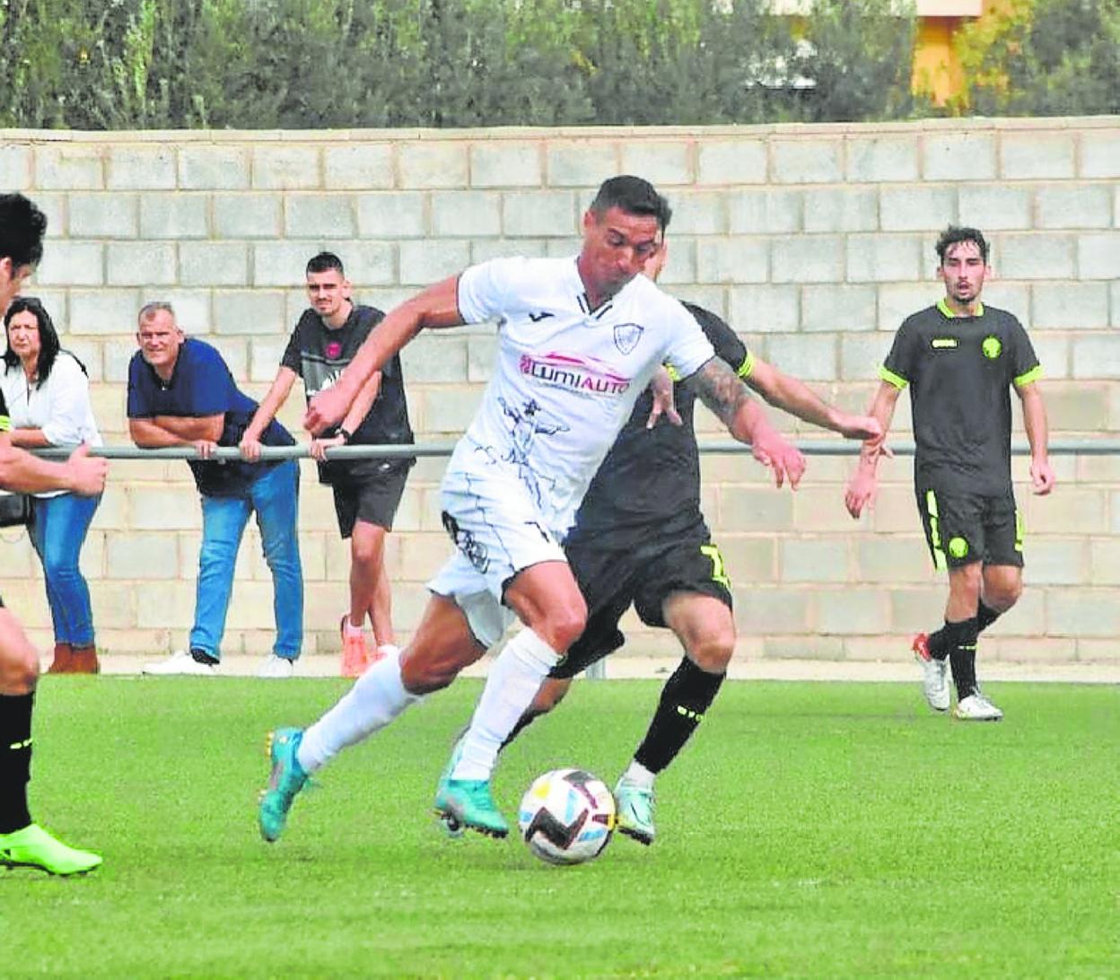Omar, del Montecasillas, inicia un ataque ante el Molinense B, ayer. 