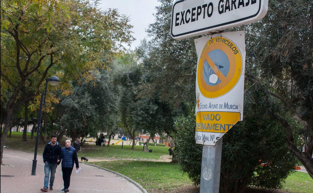 ¿Pueden multarte por aparcar tu coche en tu propio vado?