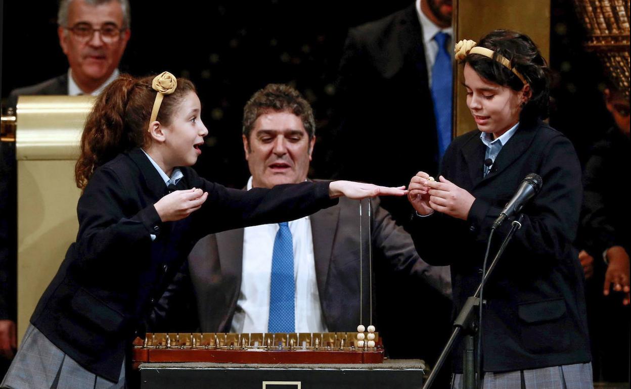 Las niñas de San Ildefonso Aya Ben Hamdouch y Carla García Villnueva en el momento de cantar el primer premio.