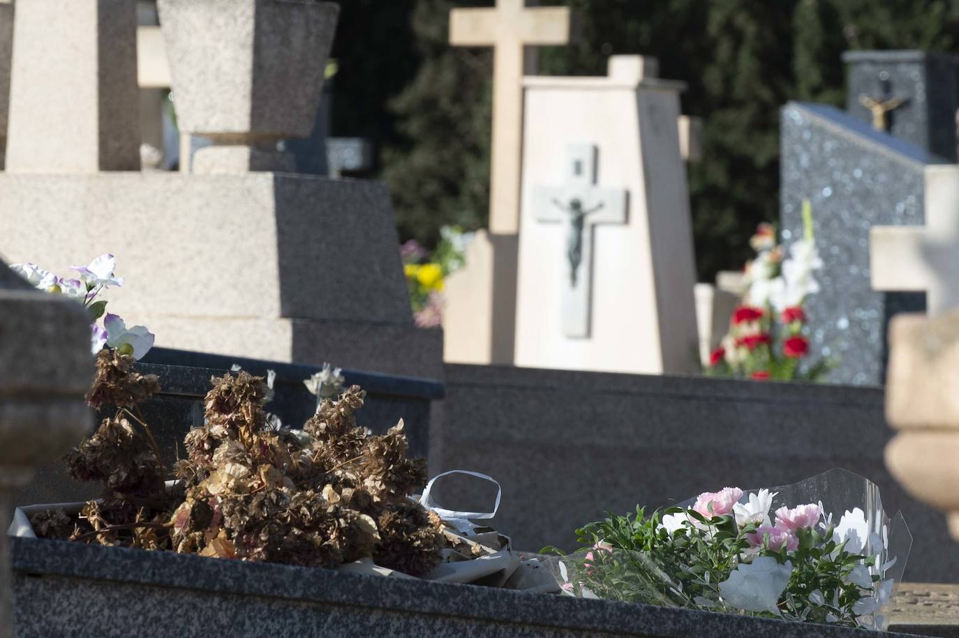 Fotos: Visitas a los cementerios de Cartagena en el día de Todos los Santos