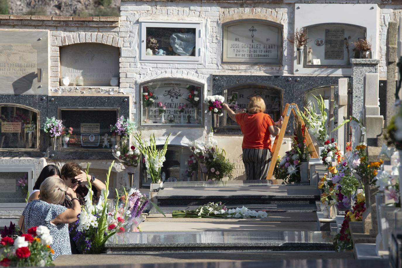 Fotos: Visitas a los cementerios de Cartagena en el día de Todos los Santos