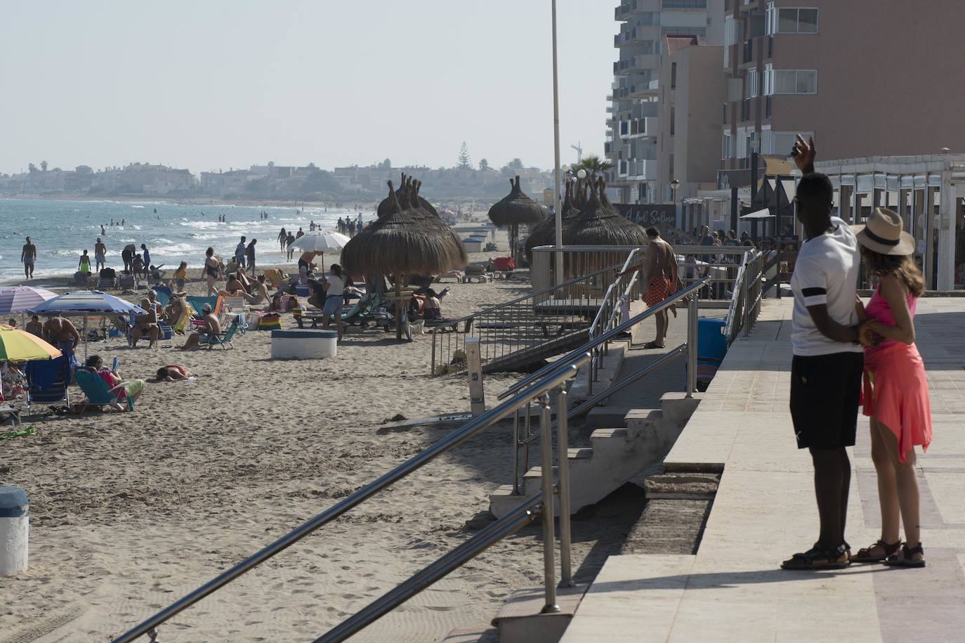 Fotos: El puente de Todos los Santos se despide con las playas llenas por las altas temperaturas