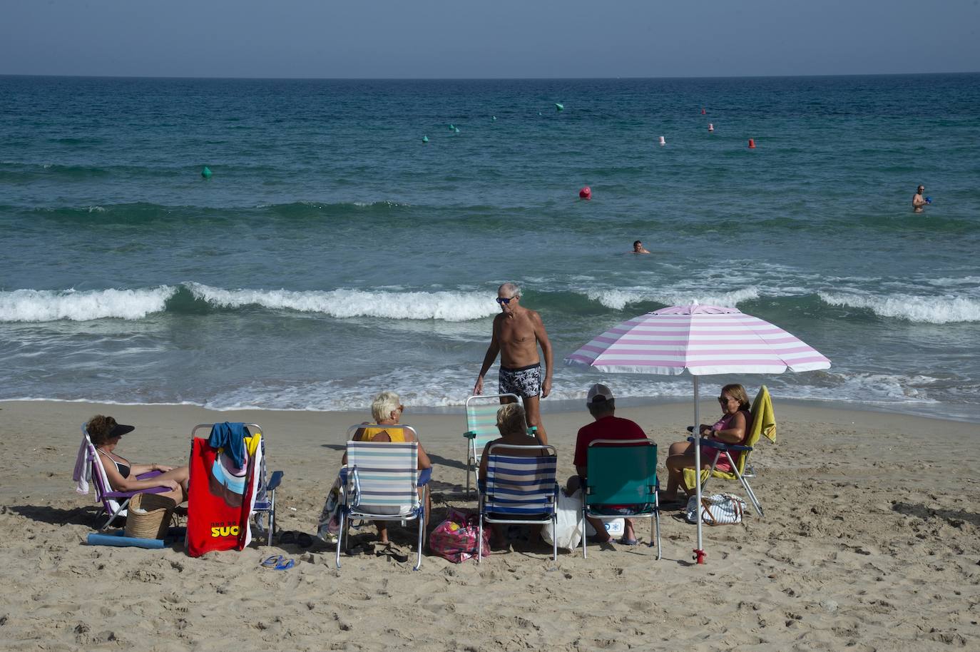 Fotos: El puente de Todos los Santos se despide con las playas llenas por las altas temperaturas