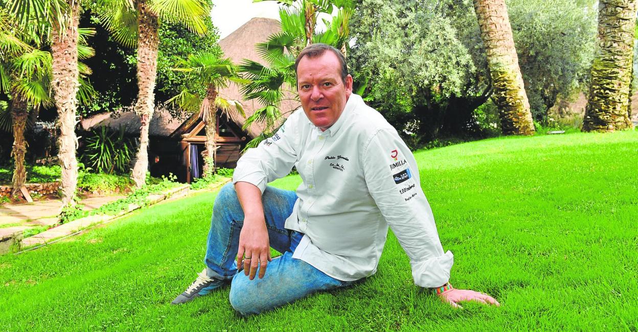 Pablo González Conejero, chef del restaurante Cabaña Buenavista, ayer, en los jardines del establecimiento con dos estrellas Michelin. 