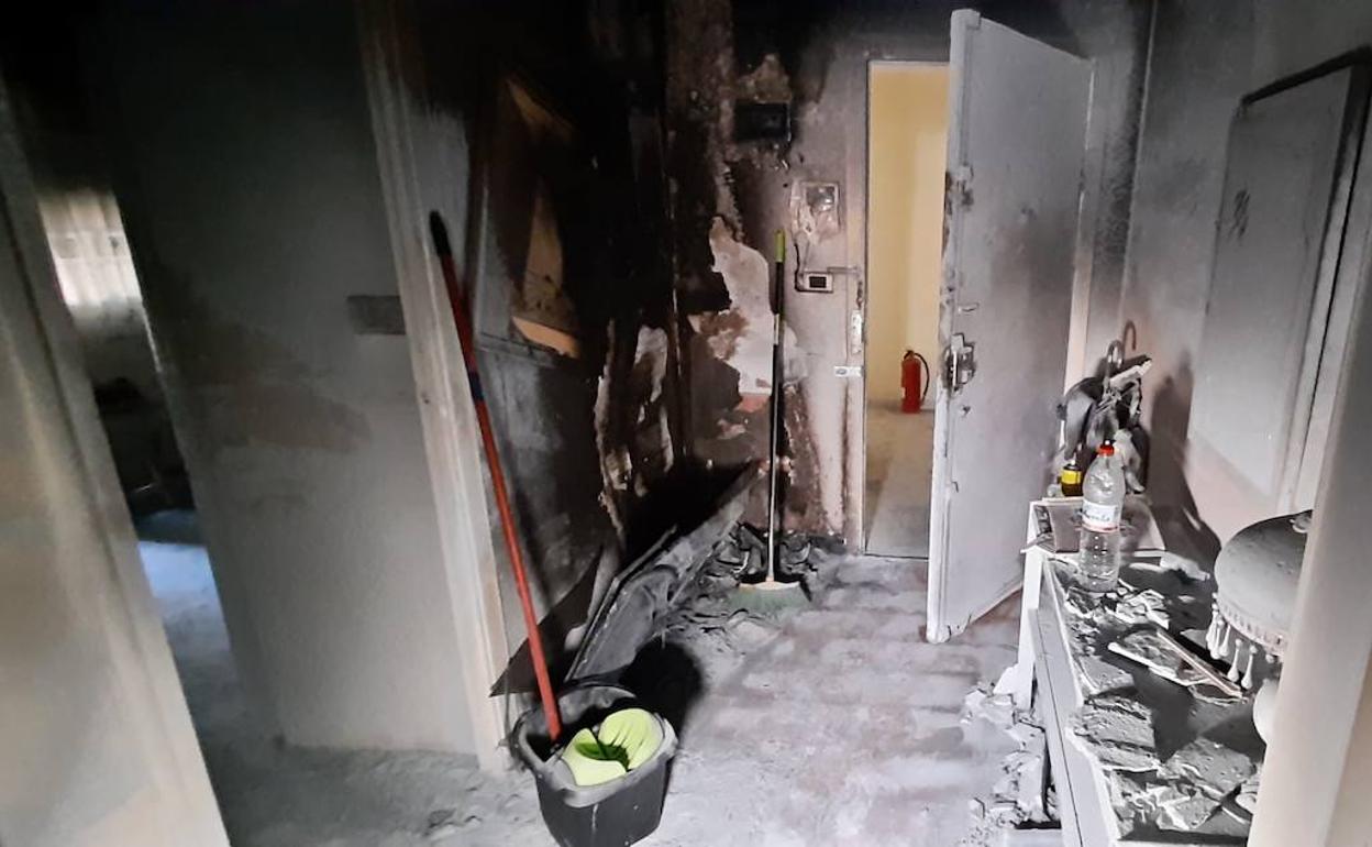 Incendio originado en una casa del barrio del Infante Juan Manuel de Murcia, este martes.