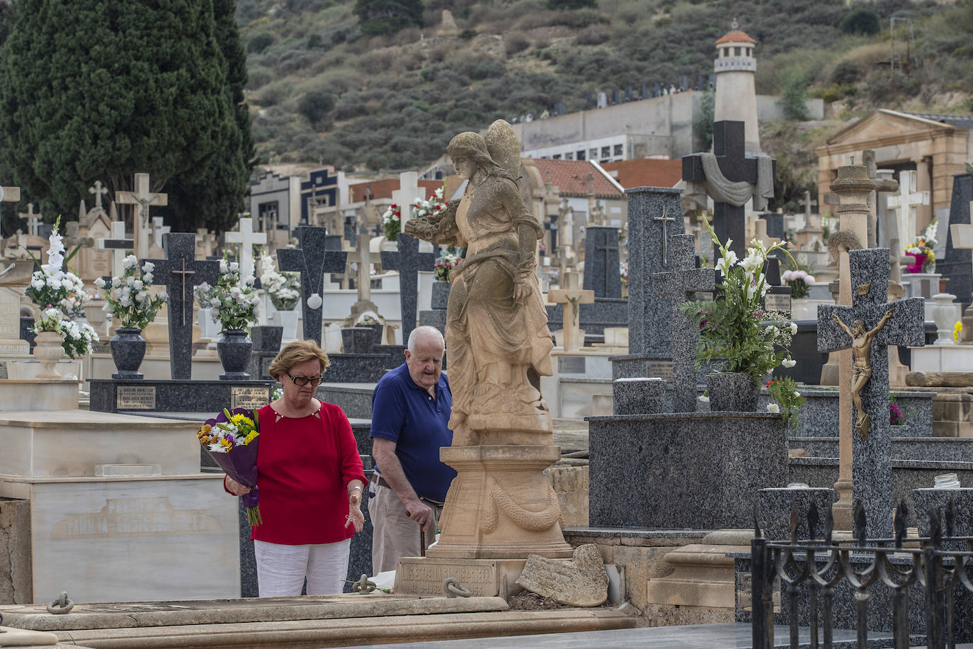 Fotos: Preparativos en el cementerio de Cartagena