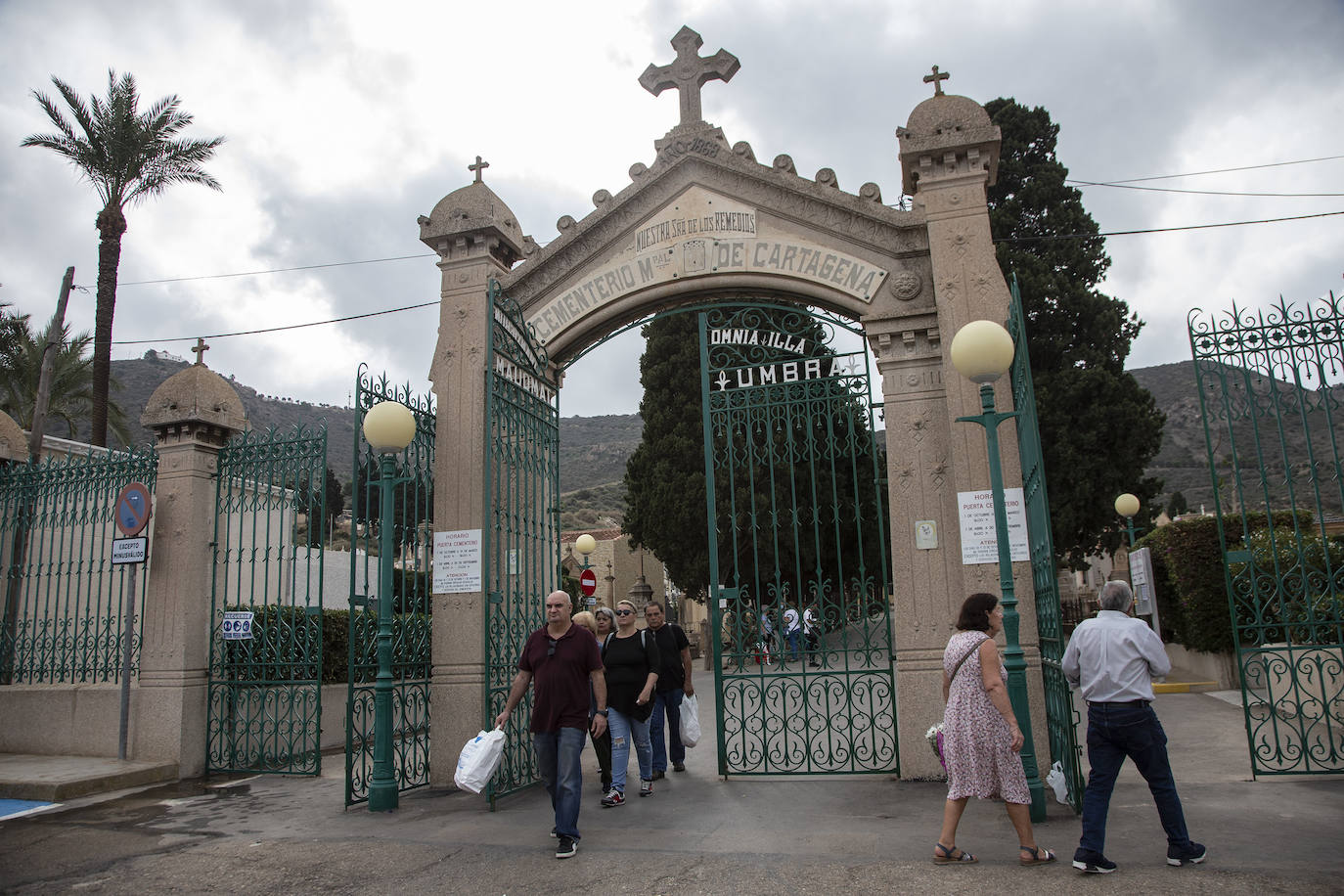 Fotos: Preparativos en el cementerio de Cartagena