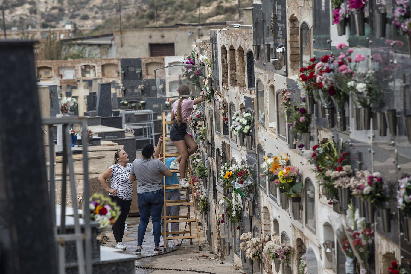 Fotos: Preparativos en el cementerio de Cartagena