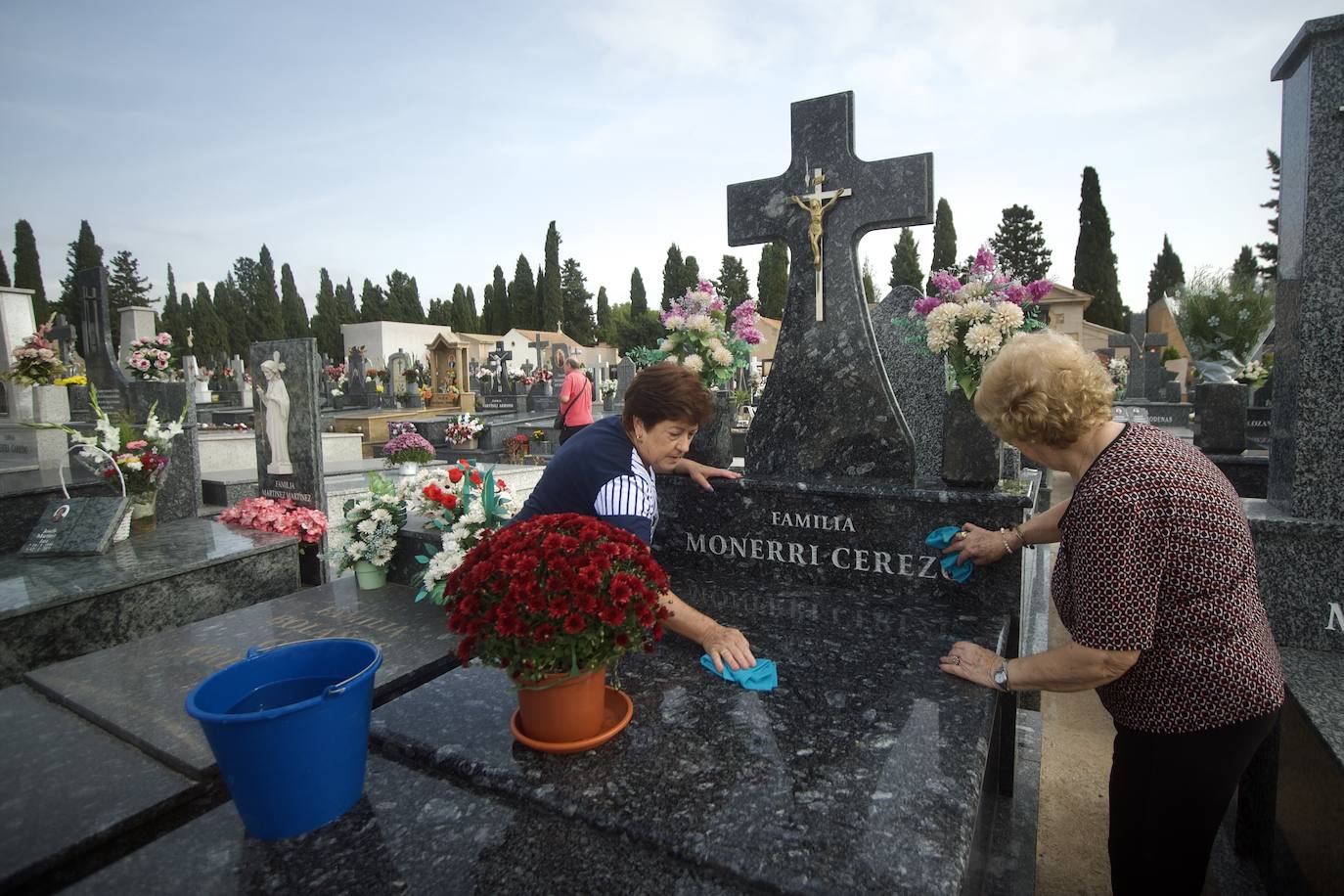 Fotos: Colas para acceder al cementerio de Murcia en la víspera del festivo