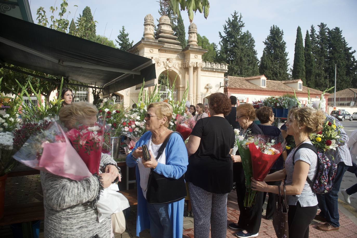 Fotos: Colas para acceder al cementerio de Murcia en la víspera del festivo